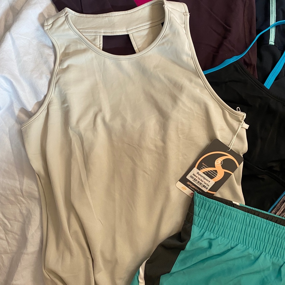 Size Medium athletic wear bundle. - Picture 4 of 5